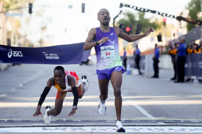 Nathan Martin (phải) thắng sát nút Michael Kimani Kamau tại Los Angeles Marathon ngày 8/3/2026. Ảnh: Los Angeles Times