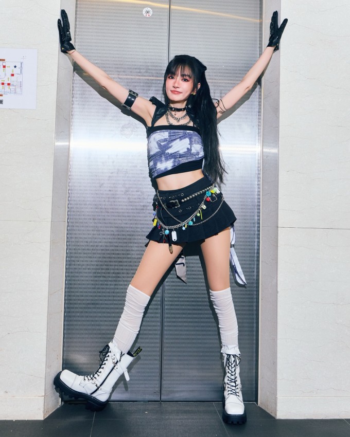 Cách đốt mỡ, lấy lại eo thon sau Tết của sao Đài Loan 51 tuổi 1 Tạ Kim Yến cao 1,7 m và giữ vóc dáng thanh mảnh, săn chắc nhiều năm qua.