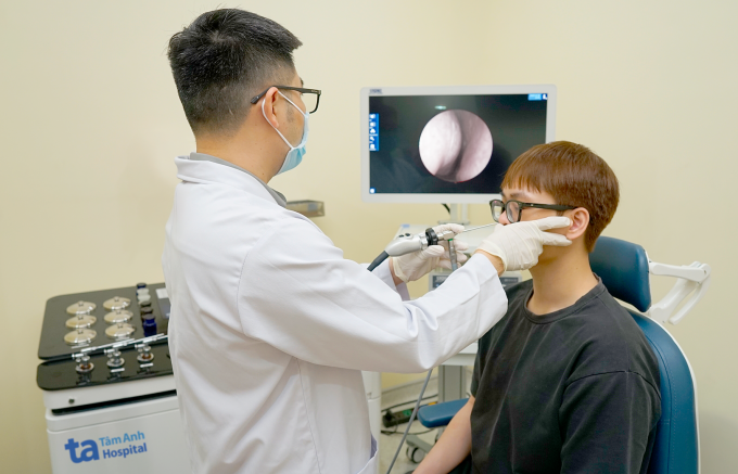 Bác sĩ Long đang nội soi mũi cho người bệnh. Ảnh: Bệnh viện Đa khoa Tâm Anh
