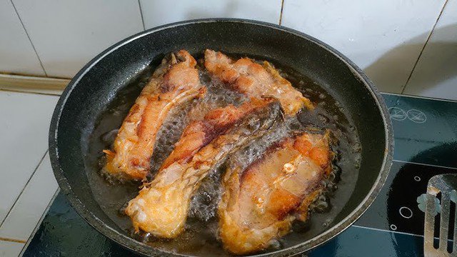 Bạn nên rán sơ qua cá trước khi đem vào kho. Cá sẽ thơm ngon, ngậy và không bị vỡ nát, sau khi hoàn thành vẫn nguyên con trông rất đẹp mắt và có độ dai.