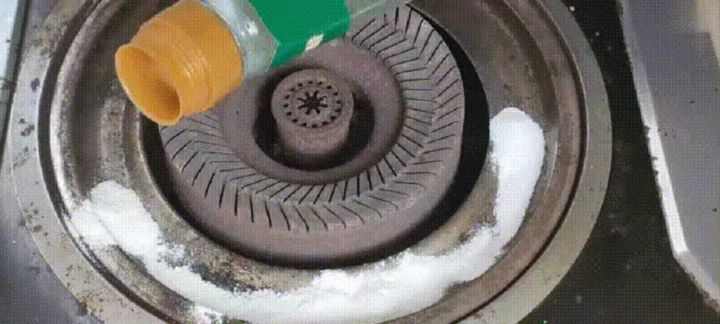 Rắc đều bột nở lên bếp gas.