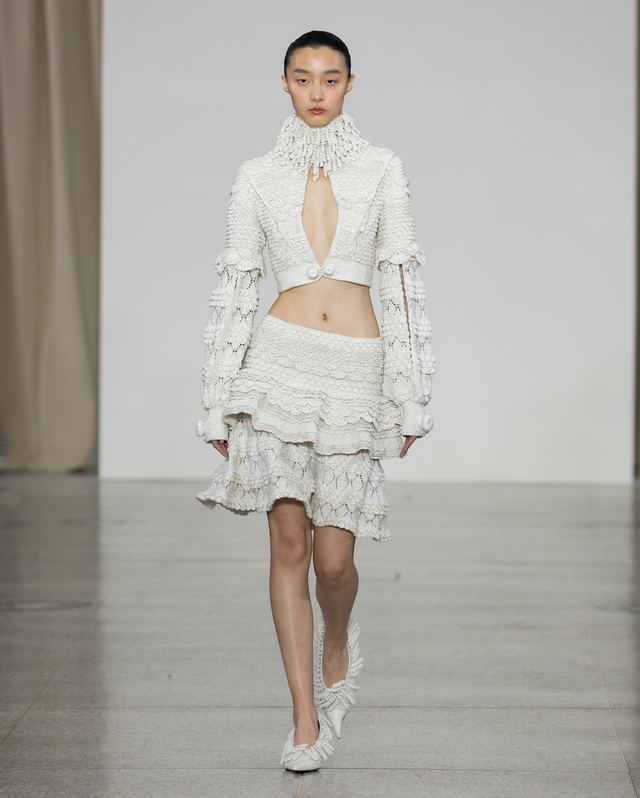 Cách mặc gam trắng từ đầu tới chân mà không nhạt nhòa- Ảnh 1.