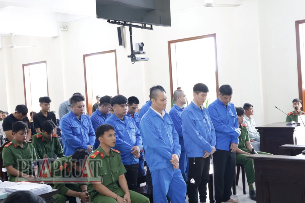 Các bị cáo tại phiên tòa ngày 26-3. Ảnh: NHẪN NAM can-tho-doi-toi-danh-14-bi-cao-1.jpg