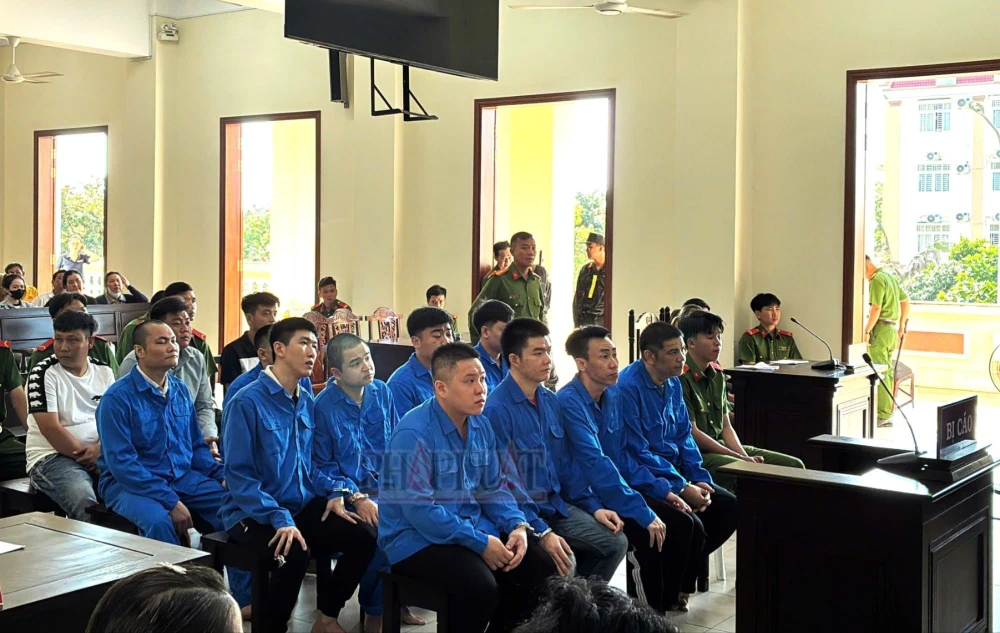 Các bị cáo nghe tòa thông báo hoãn phiên xử ngày 3-3. Ảnh: NHẪN NAM mau-thuan-doi-no-14-bi-cao-chem-nguoi.jpg