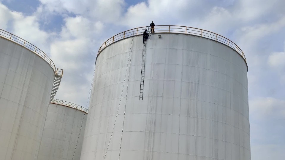 Nguyên đơn đã lắp đặt xong hai bồn chứa xăng dầu cho Công ty dầu khí Nam Sông Hậu. dau-khi-nam-song-hau-toa.jpg