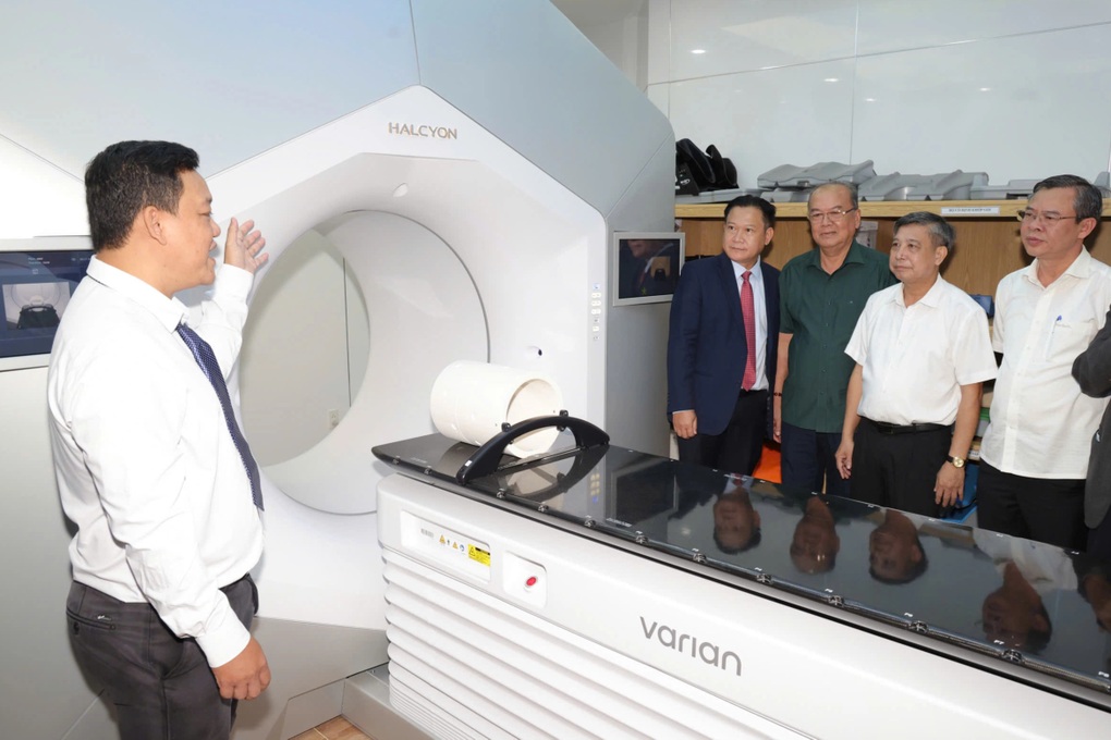 Cần Thơ bàn giao hệ thống xạ trị gia tốc trị giá 105 tỷ đồng - 1