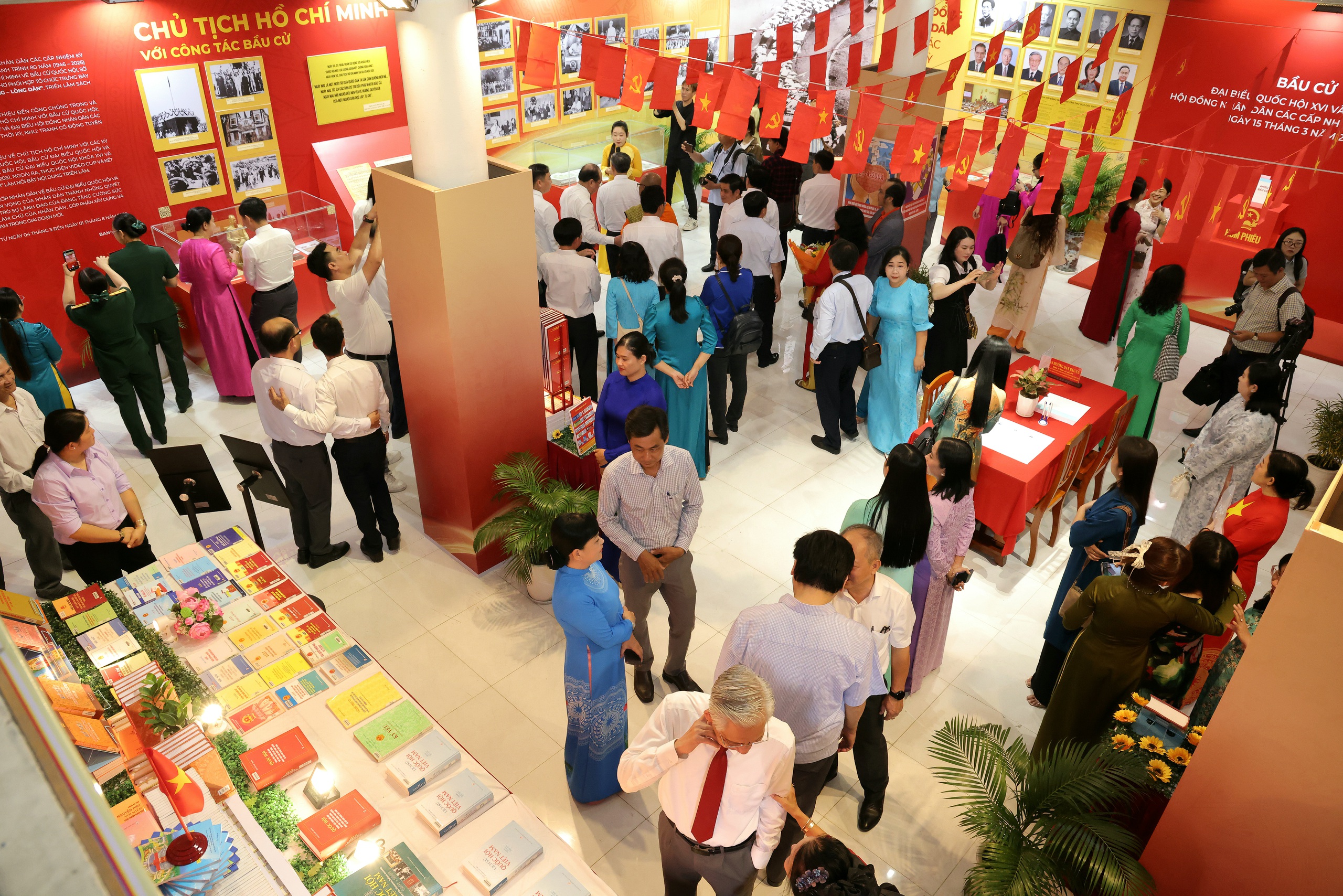 Cần Thơ trưng bày nhiều tư liệu, sách về bầu cử Quốc hội và HĐND - Ảnh 2.