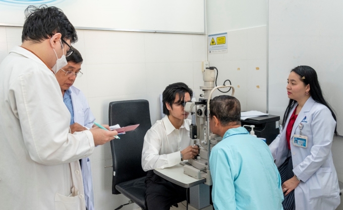 Bác sĩ Khoa Glaucoma hội chẩn ca bệnh trước mổ. Ảnh: Bệnh viện cung cấp