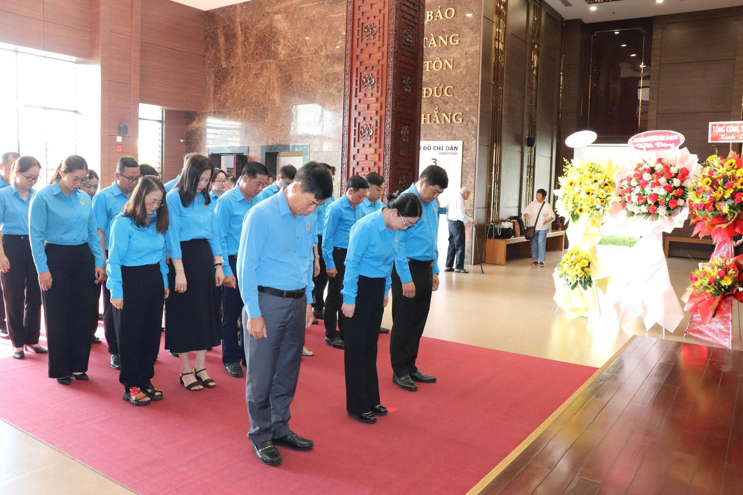 Cán bộ Công đoàn TPHCM dâng hương tưởng niệm 46 năm ngày mất Chủ tịch Tôn Đức Thắng - Ảnh 1.