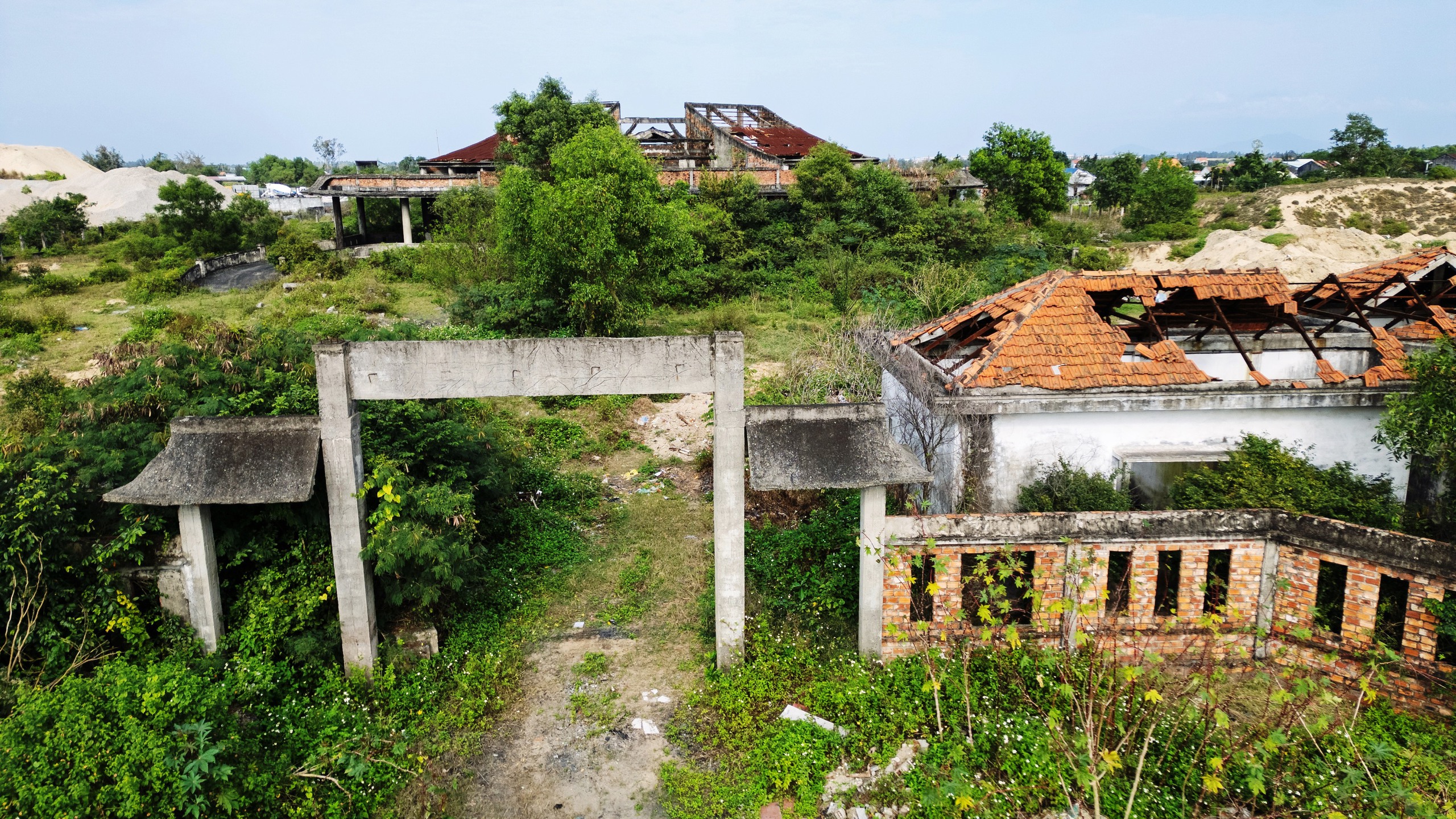 Đà Nẵng: Cận cảnh nhà hỏa táng 'ma' 13 tỉ đồng bỏ hoang hơn 2 thập kỷ- Ảnh 1. Đà Nẵng: Cận cảnh nhà hỏa táng 'ma' 13 tỉ đồng bỏ hoang hơn 2 thập kỷ- Ảnh 1.