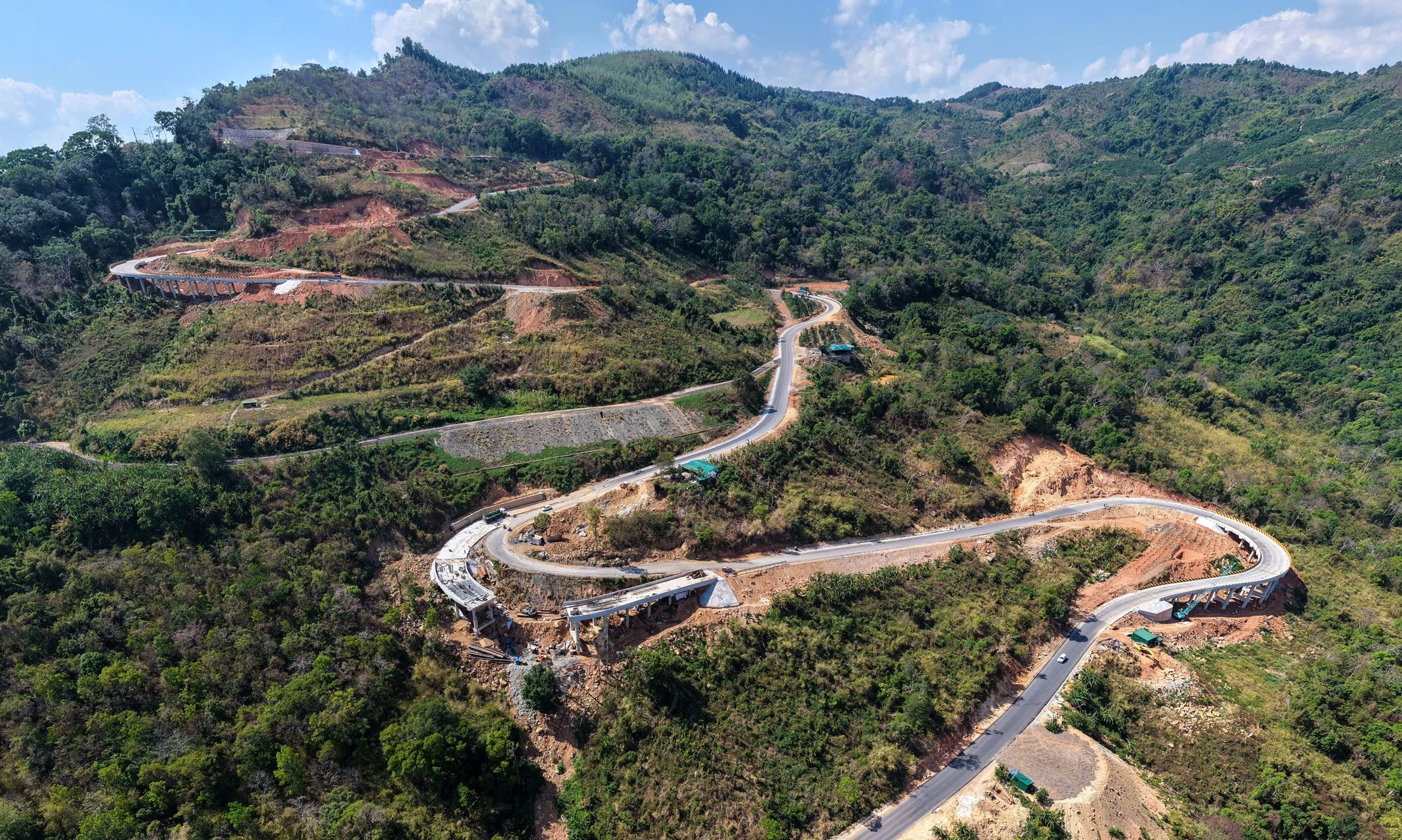 Cận cảnh thi công quốc lộ 28B giai đoạn cuối   - Ảnh 1.