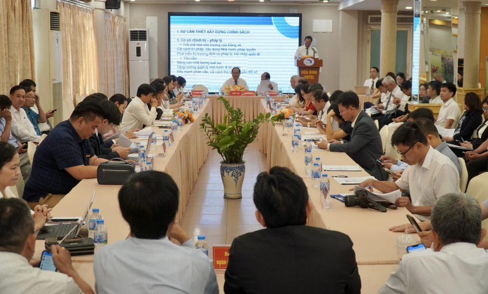 Quang cảnh hội nghị. Ảnh: VŨ HỘI luật sư 6.jpg