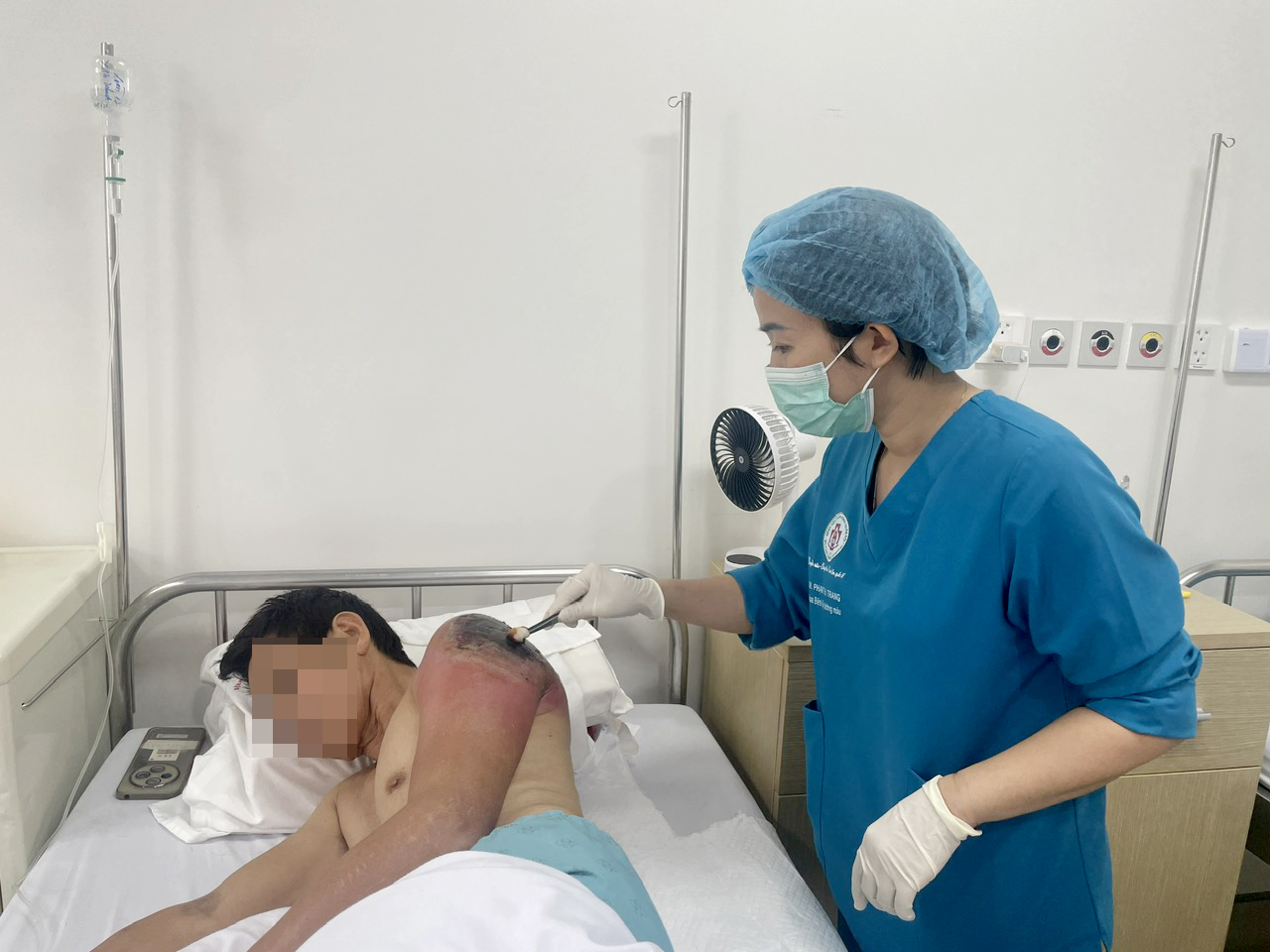 Cẩn trọng những ‘mẹo dân gian’ biến vết thương nhẹ thành nhiễm trùng nặng - Ảnh 1.