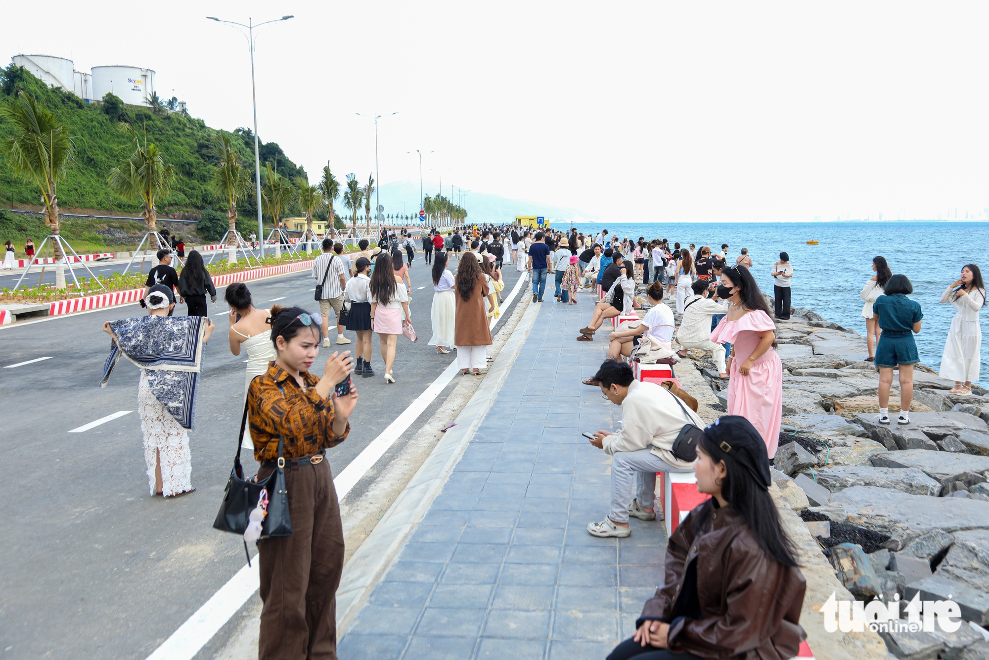 Cảng dưới chân đèo Hải Vân có gì mà chiều nào cũng đông kín người check-in? 1 check-in - Ảnh 1.