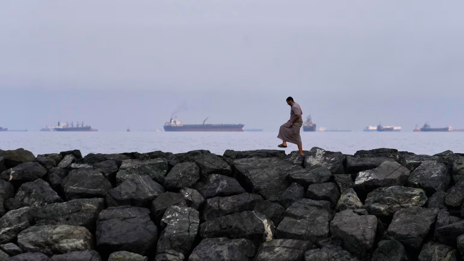 Canh bạc của Mỹ khi hộ tống tàu hàng qua ở eo biển Hormuz - Ảnh 1. Canh bạc của Mỹ khi hộ tống tàu hàng qua ở eo biển Hormuz - Ảnh 1.