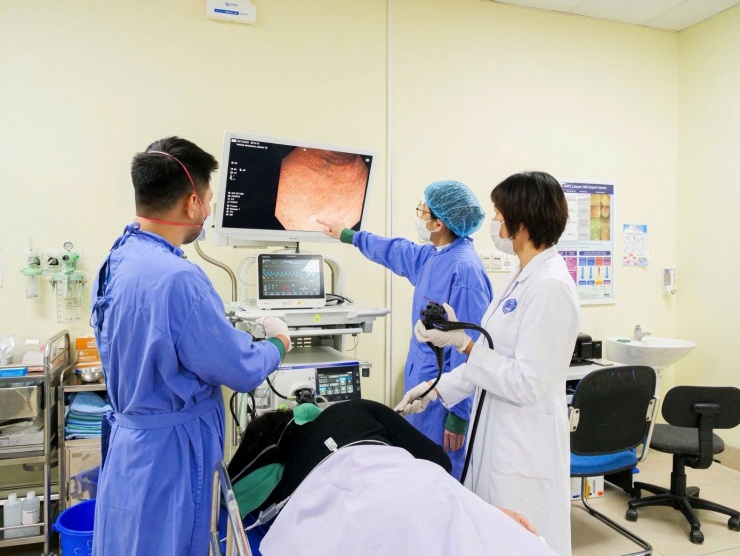 Bác sĩ Tuyết mổ nội soi cho bệnh nhân.