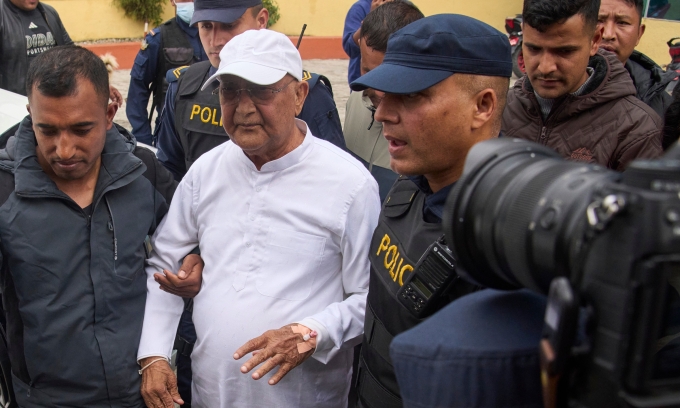 Cựu thủ tướng Nepal K.P. Sharma Oli được đưa đi kiểm tra sức khỏe sau khi bị bắt vào rạng sáng 28/3. Ảnh: AP