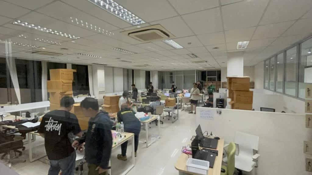 Cảnh sát Thái Lan bắt giữ 94 người Việt tại tụ điểm cờ bạc trực tuyến, thu giữ hơn 500 điện thoại- Ảnh 2.