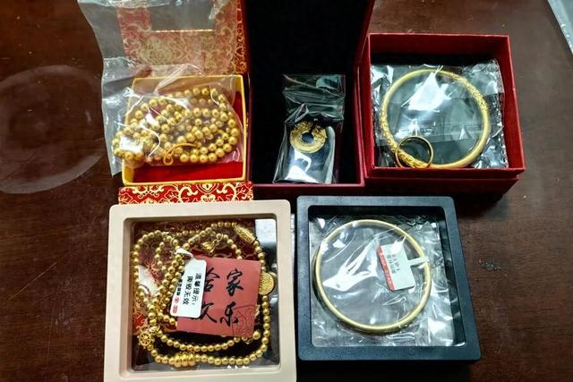 Két sắt còn nguyên nhưng 160 chỉ vàng bên trong “bốc hơi”: Cảnh sát bất ngờ phát hiện số vàng giả giống hệt trong tay 1 người không ngờ- Ảnh 1.