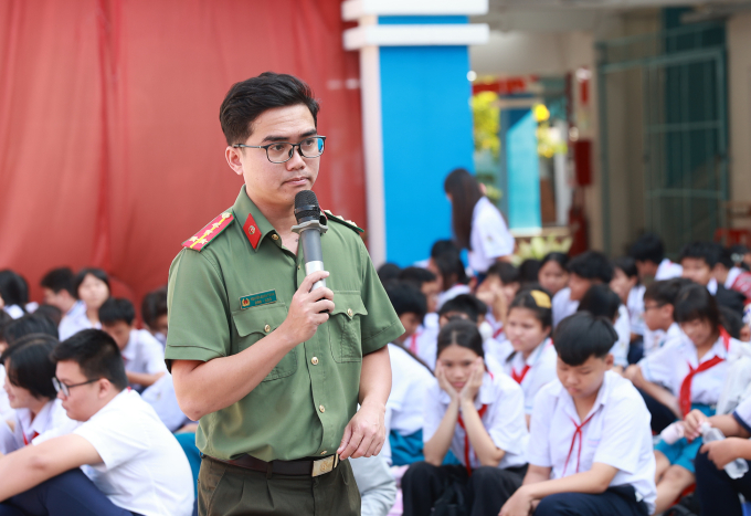 Đại úy Nguyễn Xuân Toàn nói chuyện với các học sinh về cách xử lý đúng đắn khi bị đe dọa trên mạng. Ảnh: Quỳnh Trần