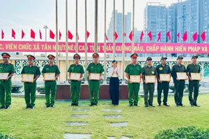 Cảnh sát vây bắt kẻ cầm dao cướp tài sản lẩn trốn trong chùa