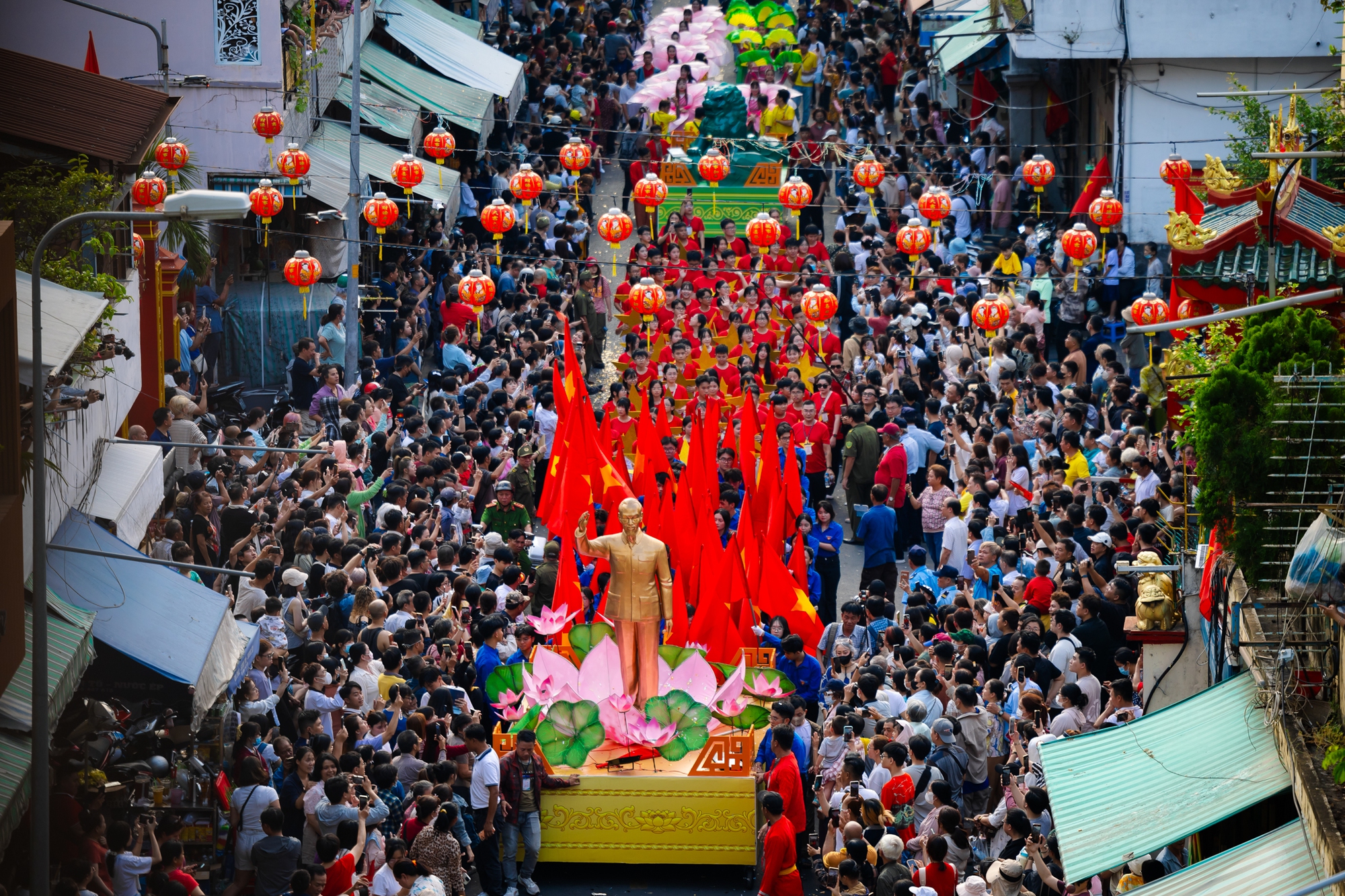 Cảnh tượng lạ ở Chợ Lớn dịp Tết Nguyên Tiêu- Ảnh 1.