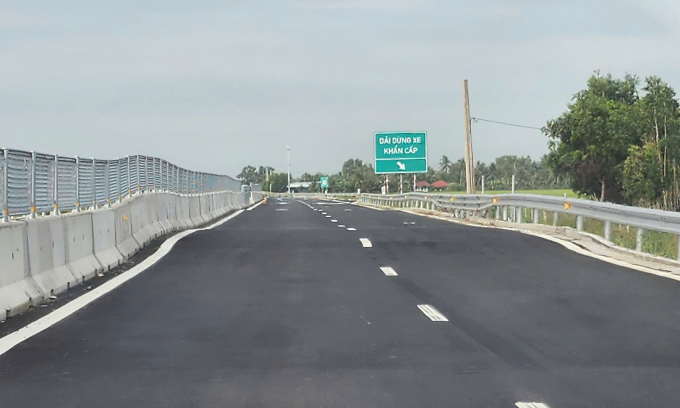 Một đoạn trên cao tốc bị lún. Ảnh: An Bình