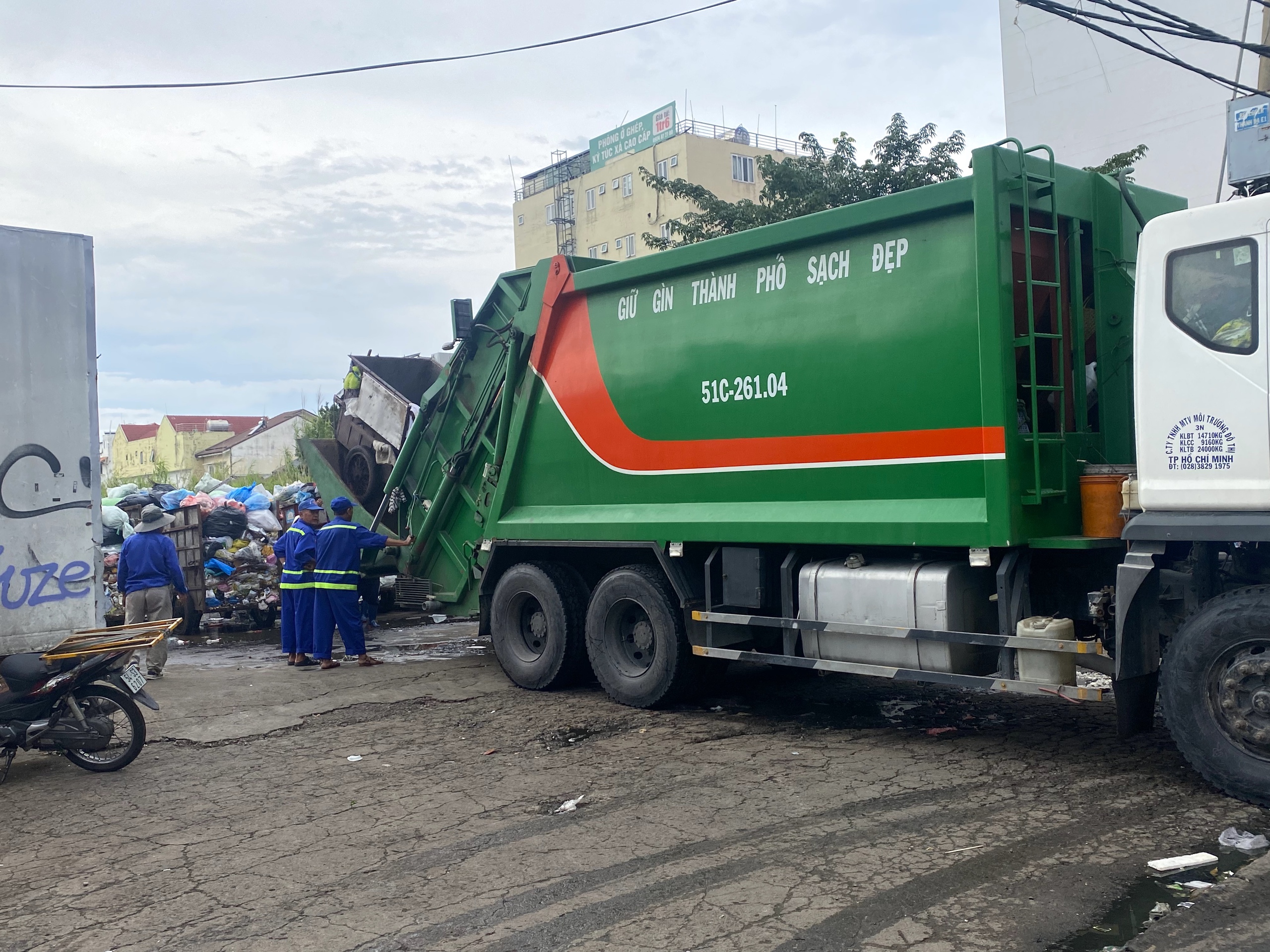 TPHCM: Cấp bách quy hoạch lại hệ thống trạm trung chuyển rác thải - Ảnh 1.