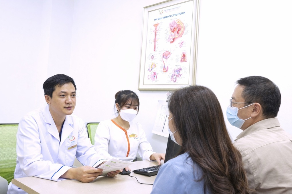 Cặp đôi cầu cứu bác sĩ vì chồng khó gần gũi vợ sau 10 năm xa cách - 1