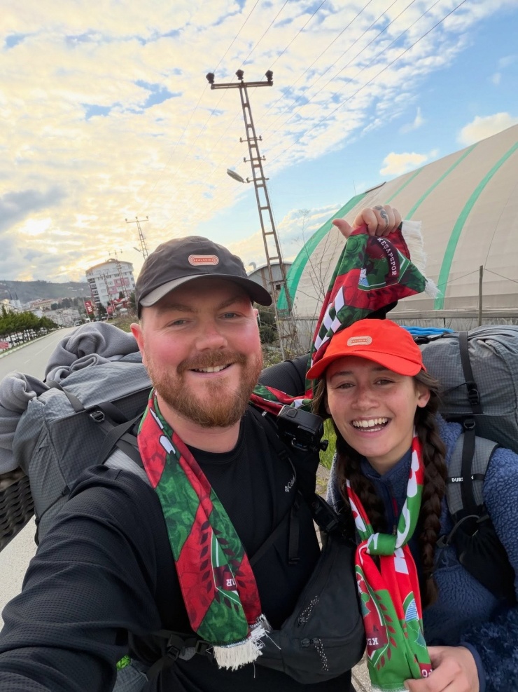 Cặp đôi đi bộ từ Anh sang Việt Nam: Hành trình 14.000 km diệu kỳ và ý nghĩa 1 Cặp đôi Luke và Sophie cùng nhau đi bộ hàng chục nghìn km đến Việt Nam.