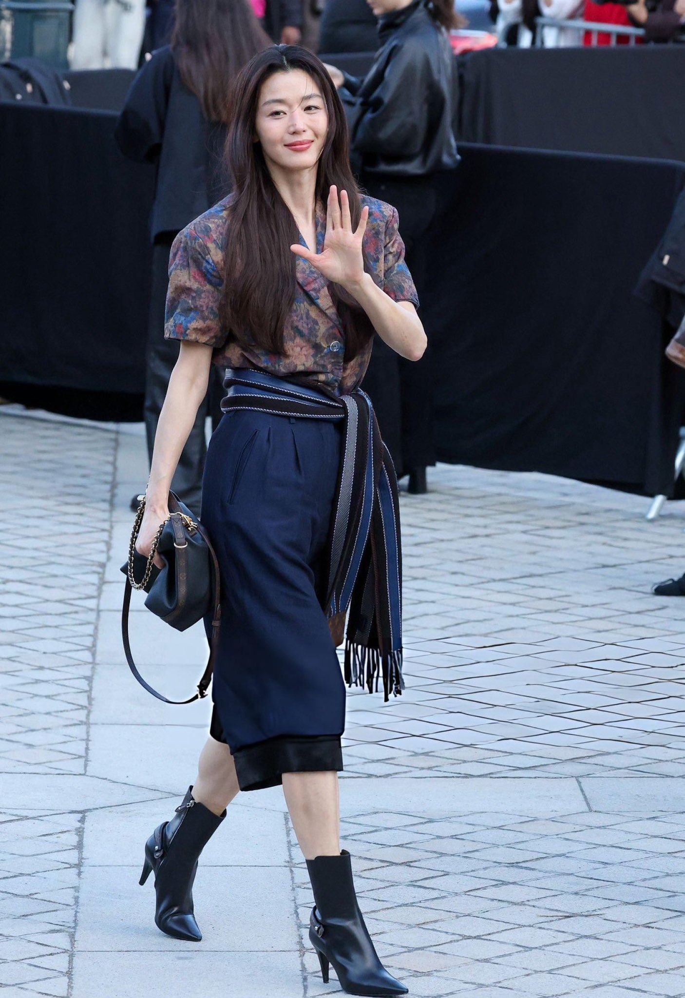 Jeon Ji Hyun vs Thư Kỳ: Cặp kỳ phùng địch thủ U50 ầm ĩ nhất lúc này, chỉ ngắm thôi chứ không thể lựa chọn- Ảnh 1.