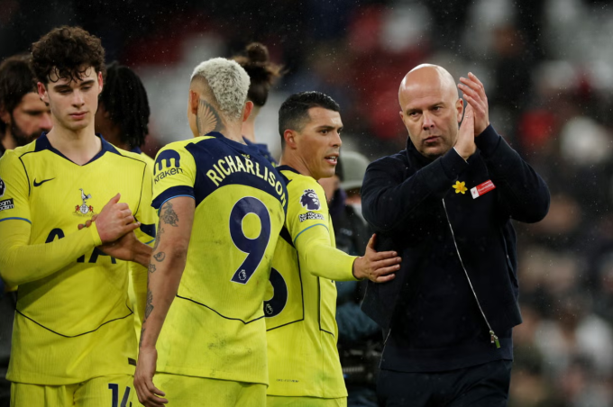 HLV Arne Slot (phải) vỗ tay tri ân người hâm mộ sau trận Liverpool hòa Tottenham 1-1 ở vòng 30 Ngoại hạng Anh trên sân Anfield, Liverpool, Anh ngày 15/3/2026. Ảnh: Reuters