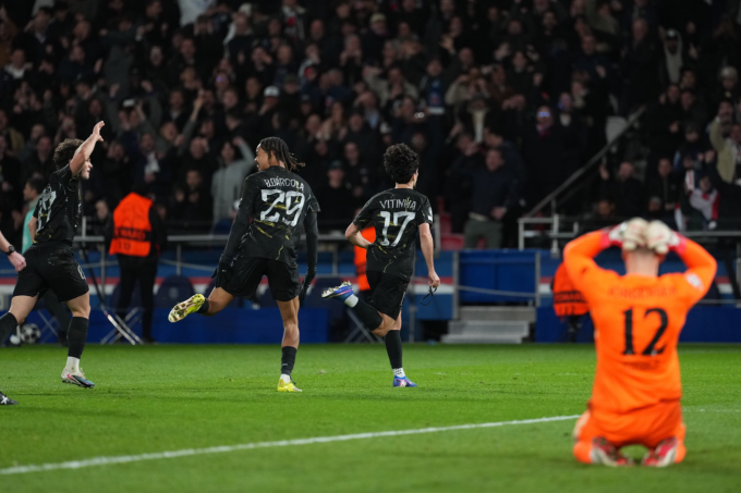 Filip Jorgensen ôm đầu sau sai lầm khiến Chelsea bị thủng lưới trong trận thua PSG 2-5 ở lượt đi vòng 1/8 Champions League trên sân Parc des Princes, Paris, Pháp ngày 11/3/2026. Ảnh: Shutterstock