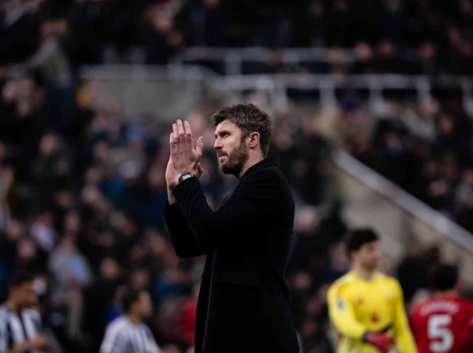 HLV Michael Carrick vỗ tay tri ân người hâm mộ sau trận Man Utd thua Newcastle 1-2 ở vòng 29 Ngoại hạng Anh trên sân St. James Park, Newcastle, Anh ngày 4/3/2026. Ảnh: Man Utd