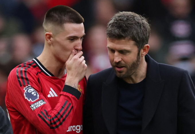 HLV Michael Carrick trò chuyện với Benjamin Sesko sau trận Man Utd thắng Crystal Palace 2-1 ở vòng 28 Ngoại hạng Anh trên sân Old Trafford, Manchester, Anh ngày 1/3/2026. Ảnh: Reuter