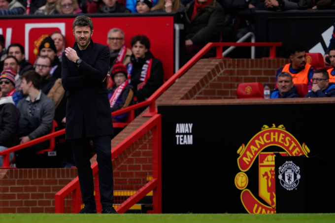 HLV Man Utd Michael Carrick trong hiệp một trận thắng Crystal Palace 2-1 thuộc vòng 28 Ngoại hạng Anh trên sân Old Trafford, Manchester ngày 1/3/2026. Ảnh: AP