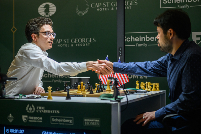 Caruana (trái) bắt tay Nakamura sau ván thắng ở vòng một Candidates 2026 tại Pegeia, đảo Cyprus, hôm 29/3. Ảnh: FIDE