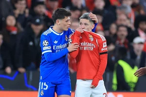  FIFA đề xuất luật mới: Cầu thủ che miệng nói chuyện sẽ bị thẻ đỏ