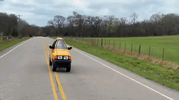 Cắt đôi ô tô Ford thành xe siêu mỏng, nhỏ như xe máy, vẫn chạy taxi công nghệ - Ảnh 5.