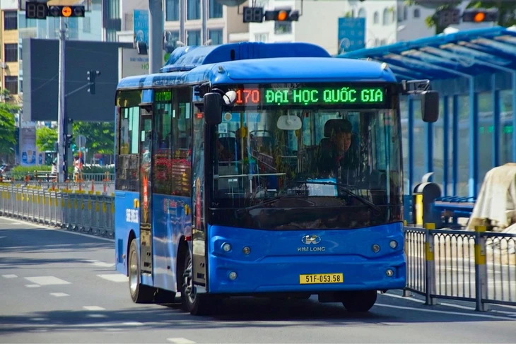 Cất ô tô đi xe buýt, tàu điện, cảm giác rất khác - Ảnh 1.