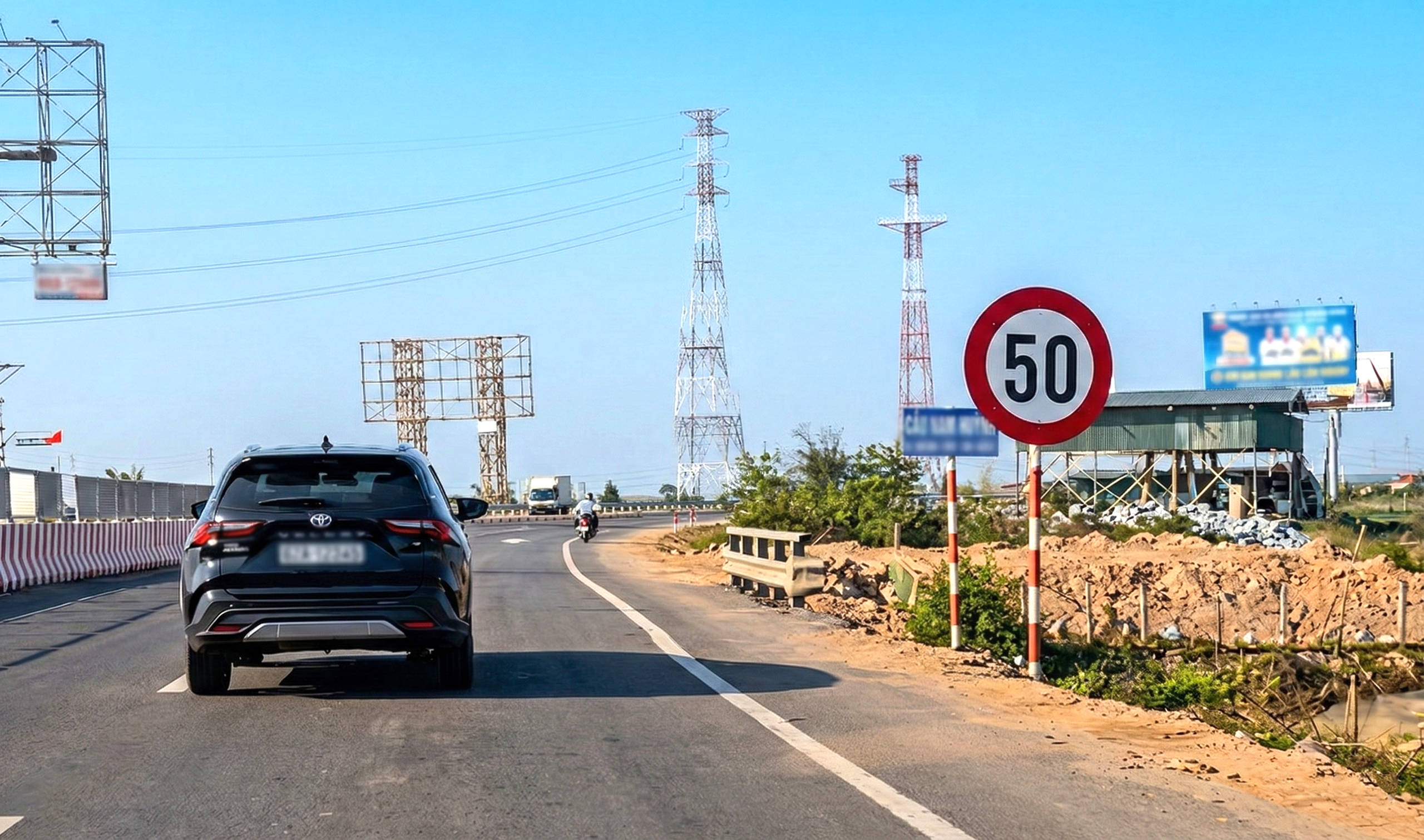 Cầu Gianh, cầu Quán Hàu hết 'nút cổ chai', sao chưa tháo biển tốc độ dưới 50km/h? - Ảnh 1.