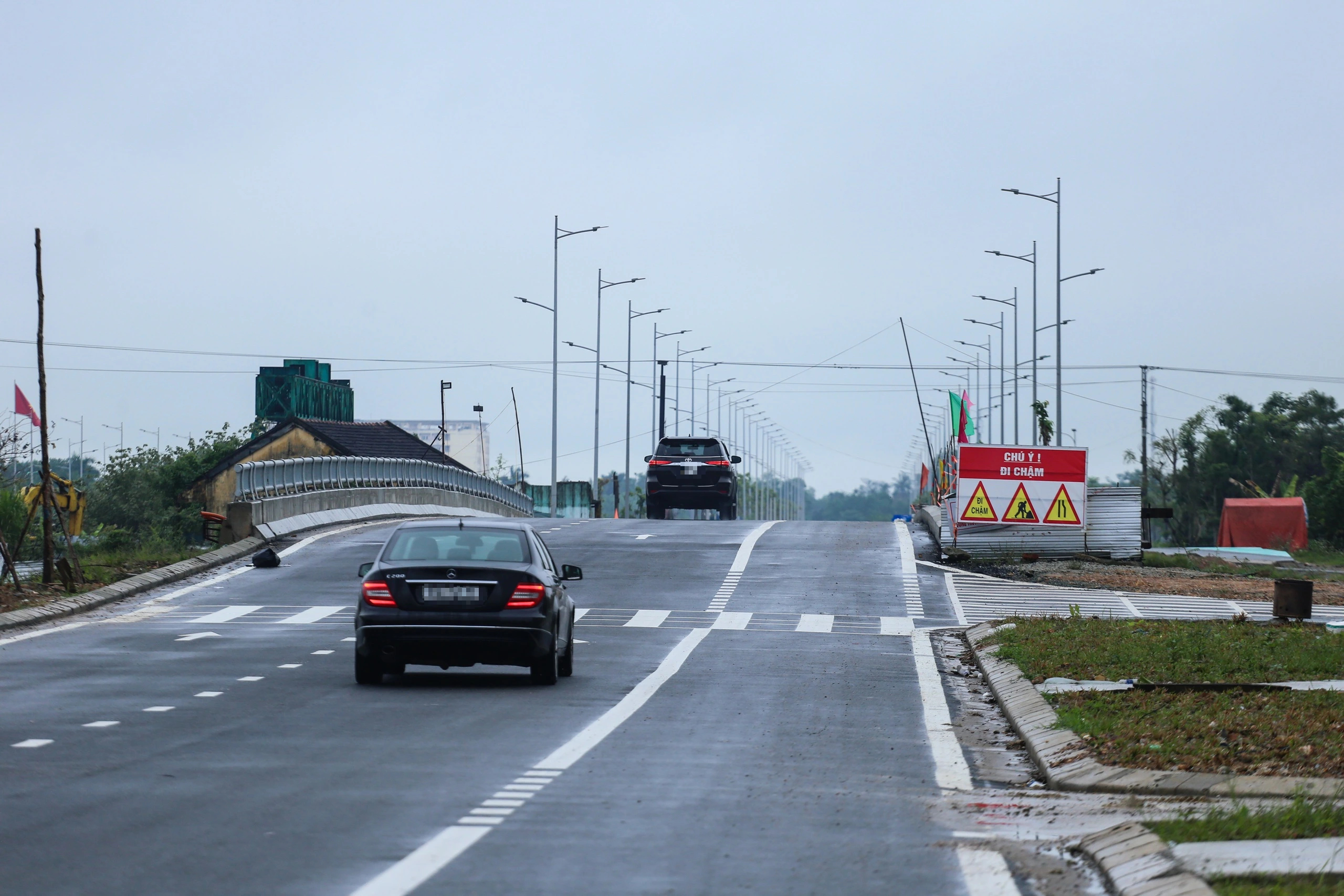 Cầu qua sông Như Ý ở Huế thông xe khi chưa có lan can, lề đi bộ- Ảnh 1.