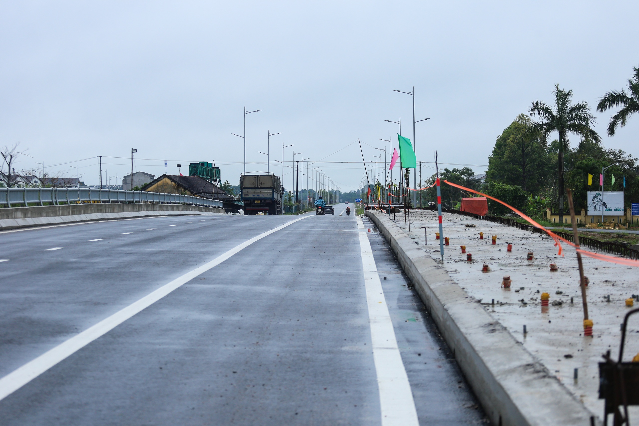 Cầu qua sông Như Ý ở Huế thông xe khi chưa có lan can, lề đi bộ- Ảnh 2.