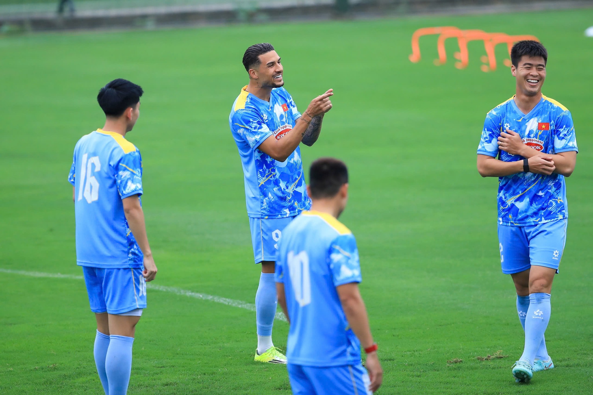 Cầu thủ nhập tịch Đỗ Hoàng Hên tự hào khoác áo tuyển Việt Nam - Ảnh 1.