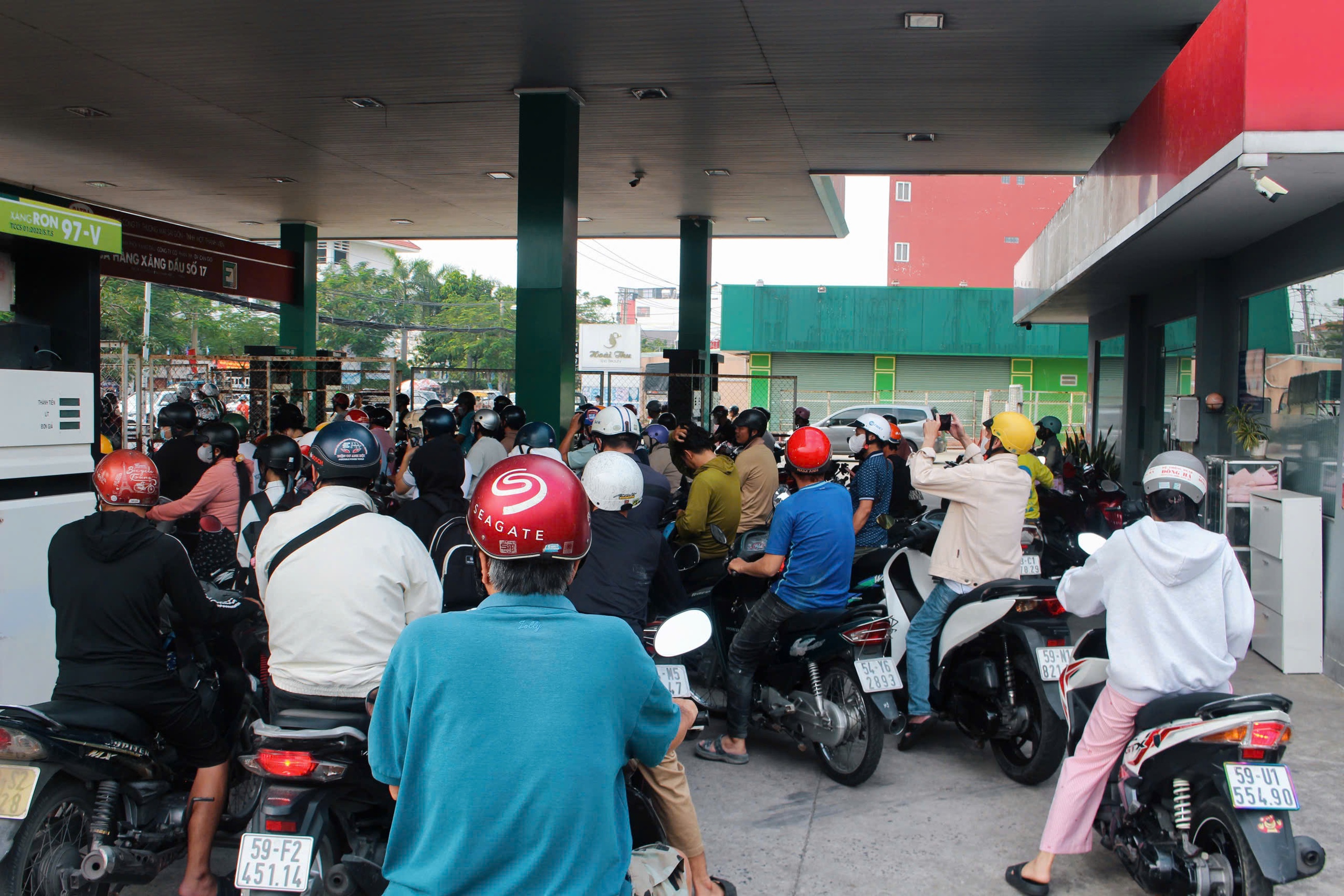 Cây xăng đông nghẹt người dân xếp hàng chờ đổ giữa trưa 1 TPHCM: Cây xăng đông nghẹt người dân xếp hàng chờ đổ giữa trưa - Ảnh 1.
