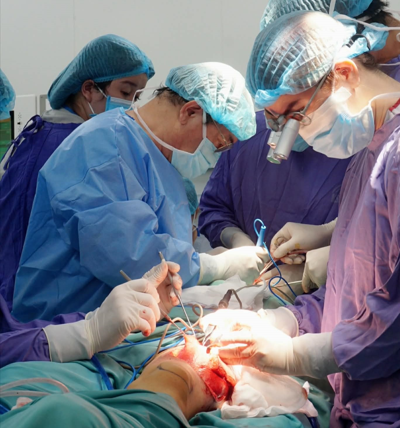 Cha và con chung tay một ca mổ đặc biệt - Ảnh 1. ca mổ đặc biệt - Ảnh 1.