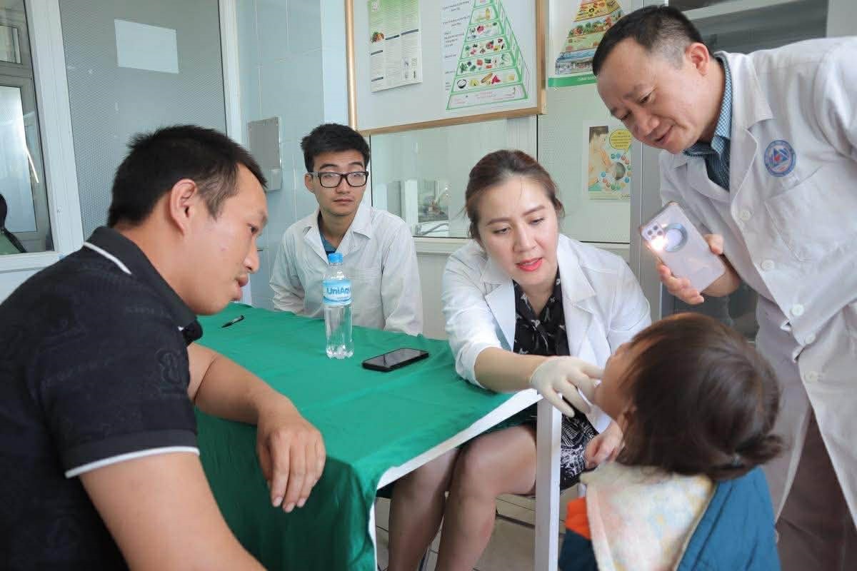 Cha và con chung tay một ca mổ đặc biệt - Ảnh 2. ca mổ đặc biệt - Ảnh 2.