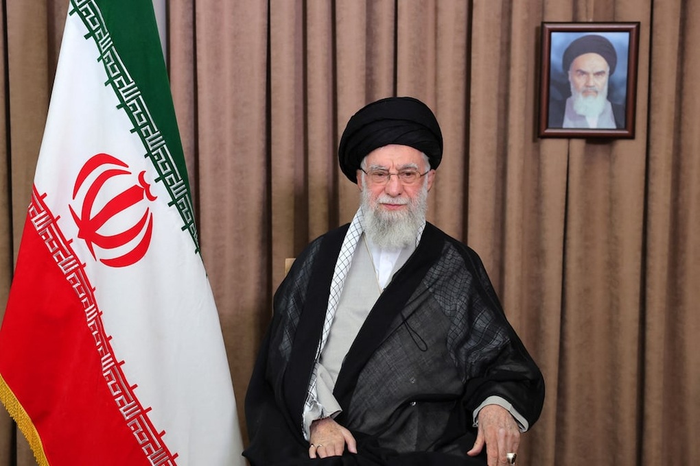 Chân dung lãnh tụ tối cao Iran, Đại giáo chủ quyền lực Ali Khamenei - 1