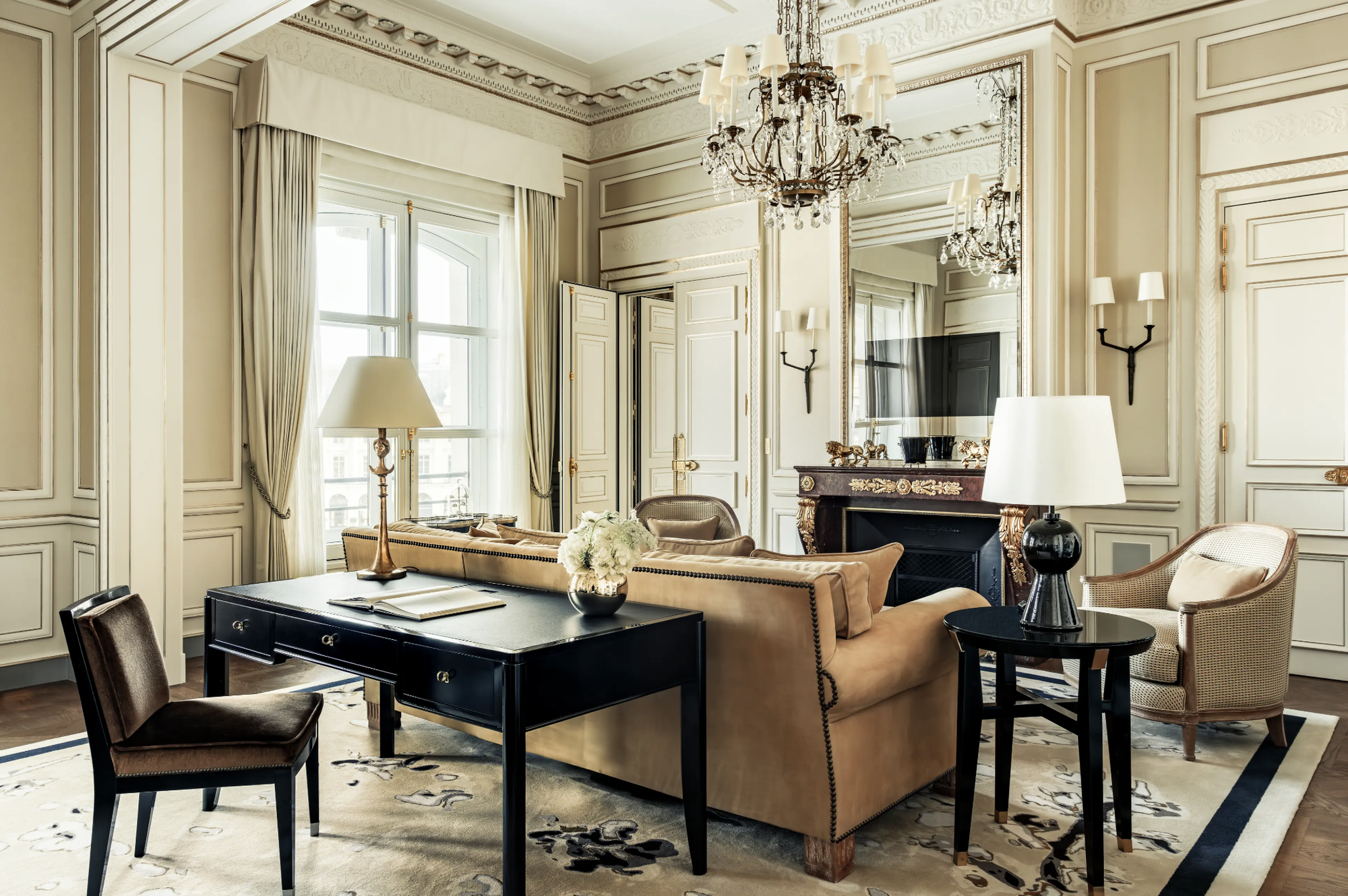 Chân dung người phụ nữ ở khách sạn suốt 34 năm dù nhà ở đối diện- Ảnh 3.