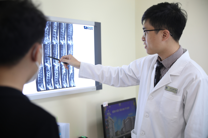 Bác sĩ Thắng giải thích tình trạng sức khỏe cột sống cho người bệnh. Ảnh: Phòng khám Đa khoa Tâm Anh Quận 7